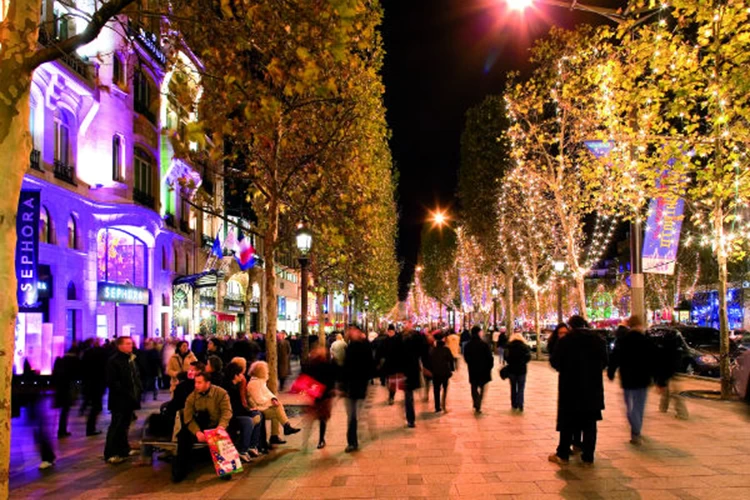 Τα Χριστούγεννα το Παρίσι δικαιολογεί στον υπερθετικό τον τίτλο της Πόλης του Φωτός. © Paris Tourist Office - (C) Marc Bertrand